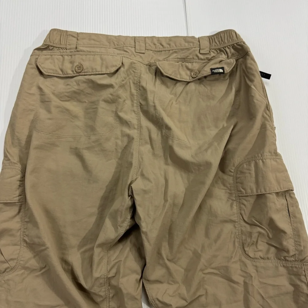 J78. The North Face Men's Khaki Cargo Pants (M Short)